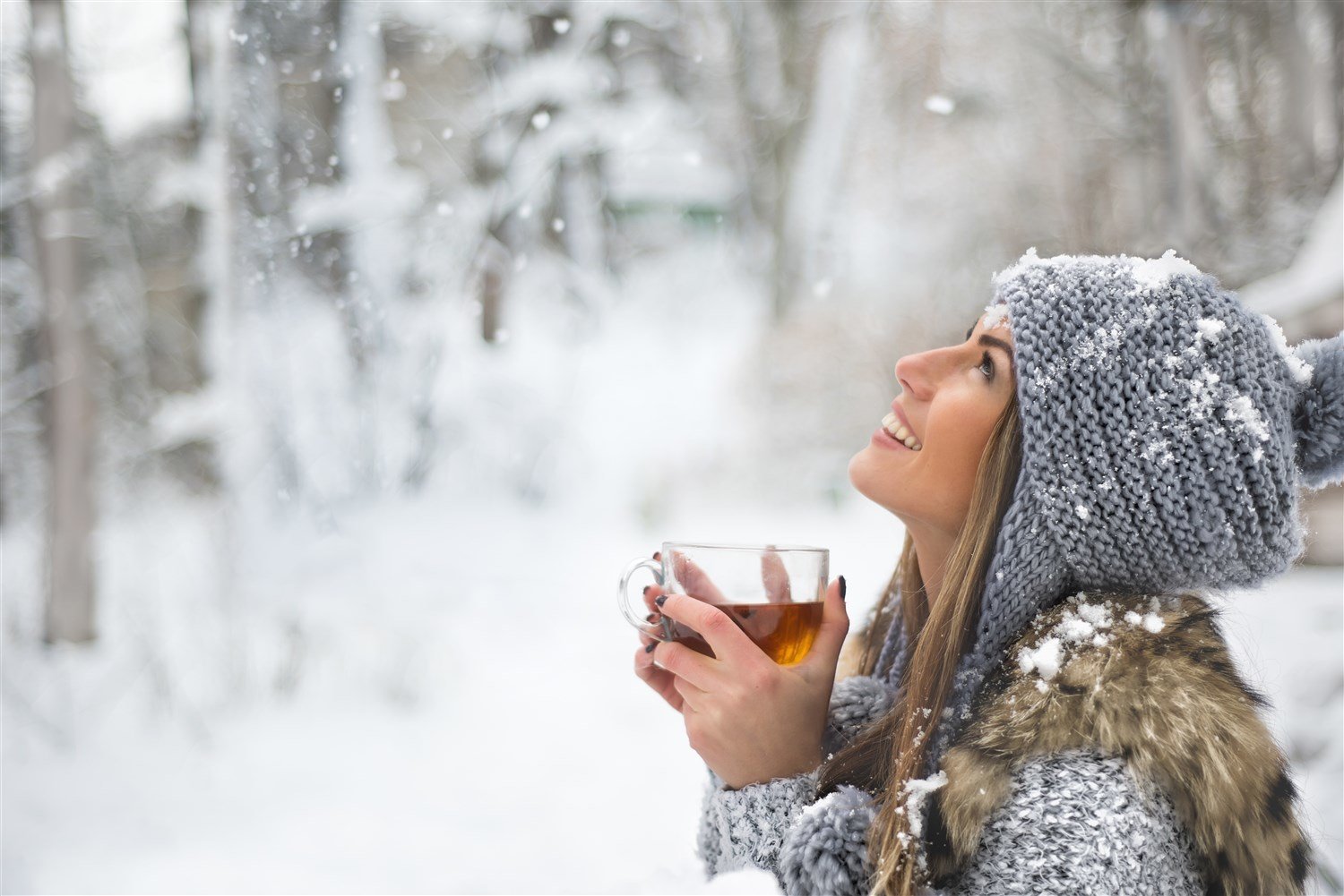 Насколько холодно. Чай зимний. Согреться зимой. Девушка в зимнем лесу. Чай на улице зимой.