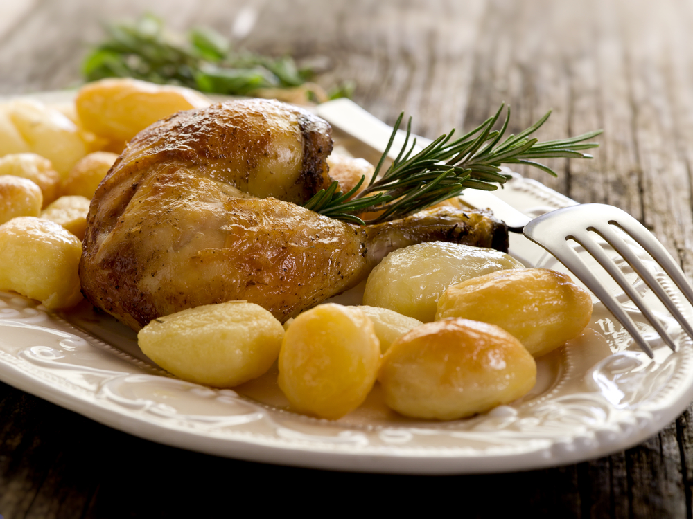 Цыпленок с картошкой в духовке рецепт. Куриные ножки с картошкой. Куриные ножки с картошкой в духовке. Окорочка с картошкой вареная. Картошка с ножками.