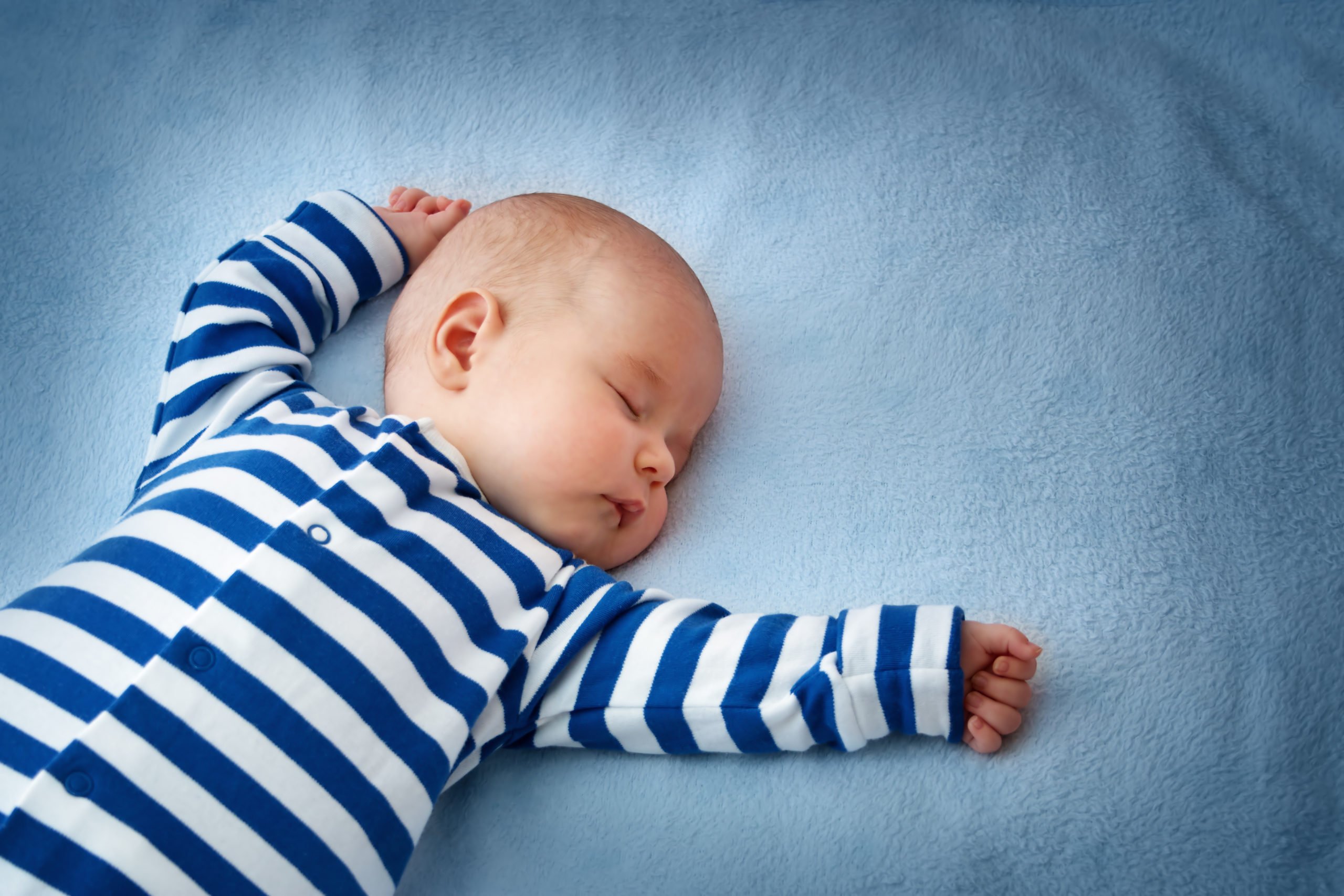 المشعاع كرس مريح  نوم الرضيع في الشهر الثالث... كل ما يجب ان تعرفينه عن هذا الموضوع